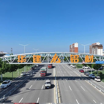Puente peatonal de aluminio